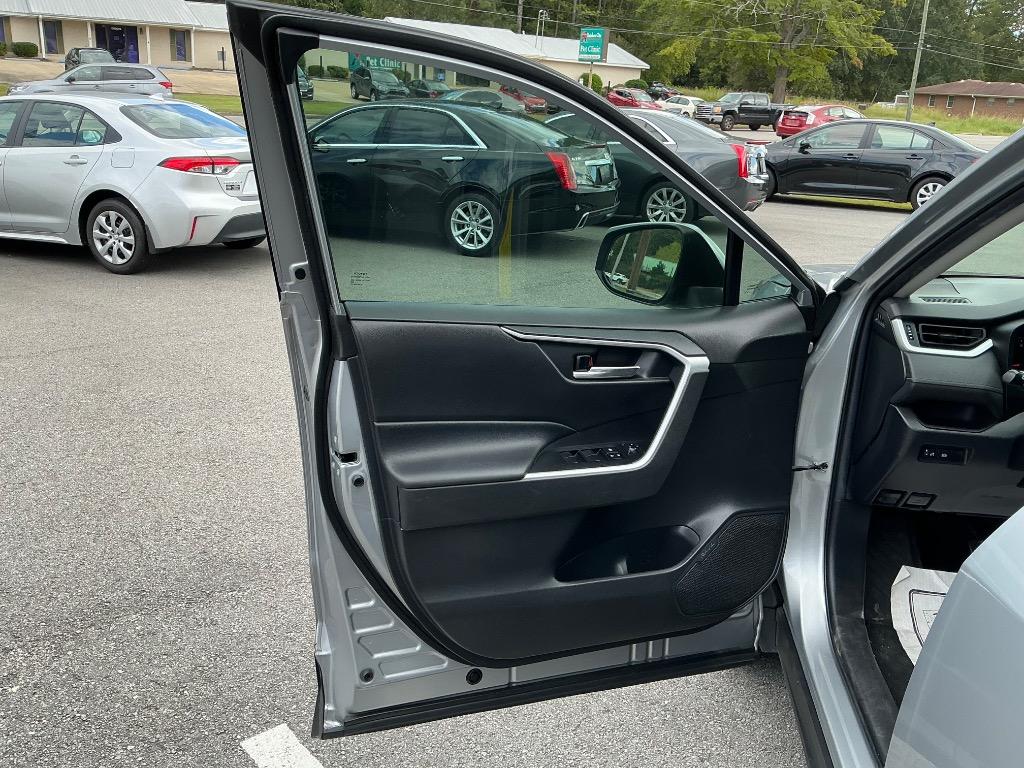 2021 Toyota RAV4 XLE - Photo 15