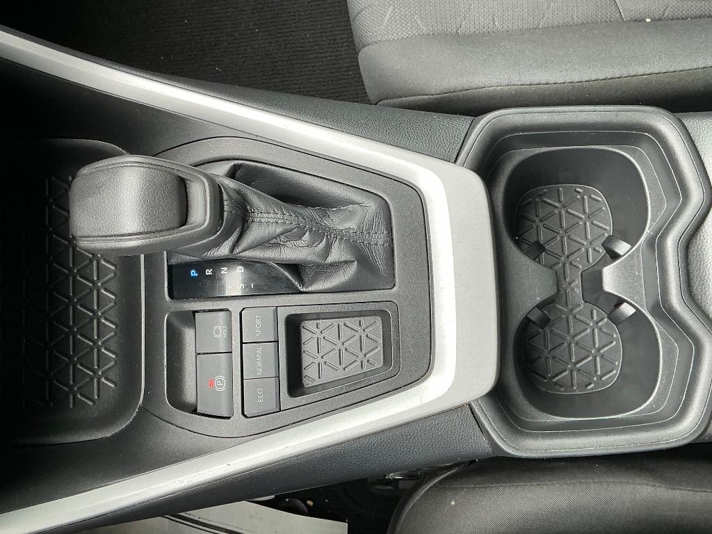 2021 Toyota RAV4 XLE - Photo 19