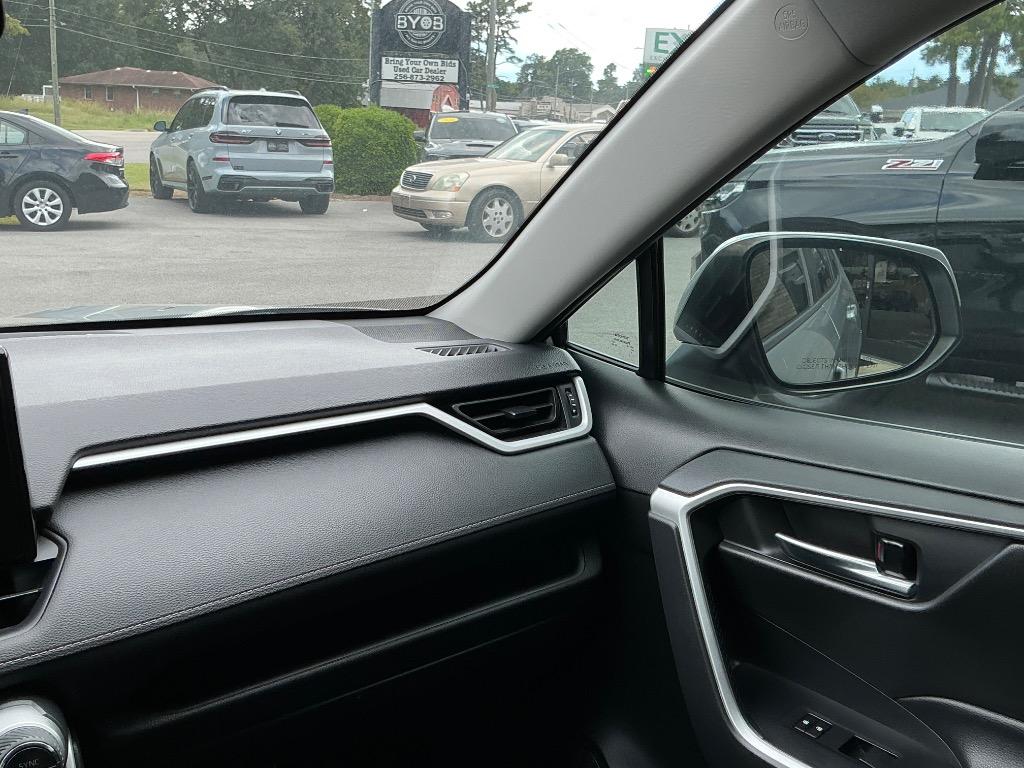 2021 Toyota RAV4 XLE - Photo 18