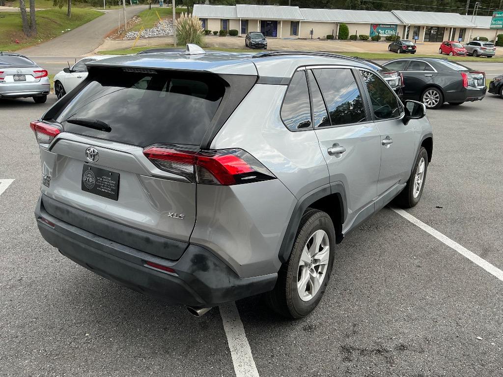 2021 Toyota RAV4 XLE - Photo 6