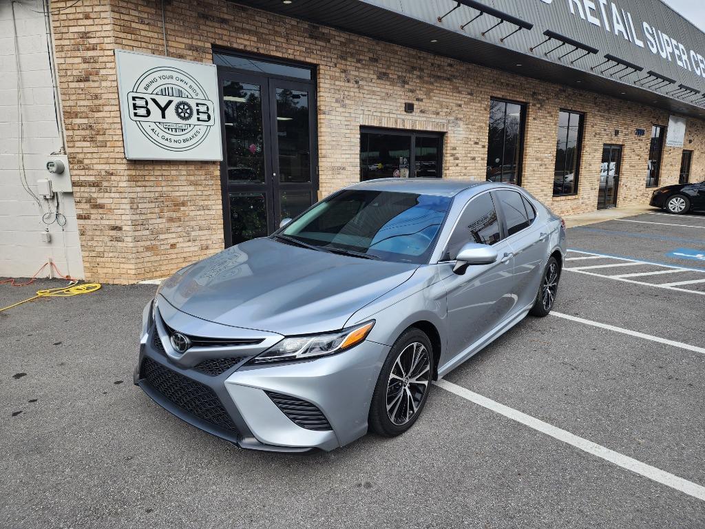 2020 Toyota Camry SE's photo