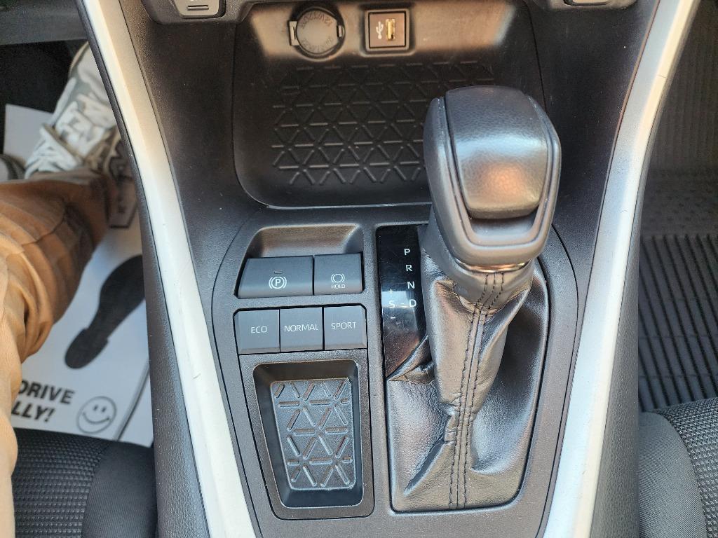 2024 Toyota RAV4 LE - Photo 20